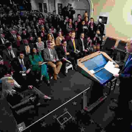 वॉशिंगटन डीसी में सुप्रीम कोर्ट भवन और व्हाइट हाउस की पृष्ठभूमि, जहां ट्रम्प ने 10% नए टैरिफ की घोषणा की।