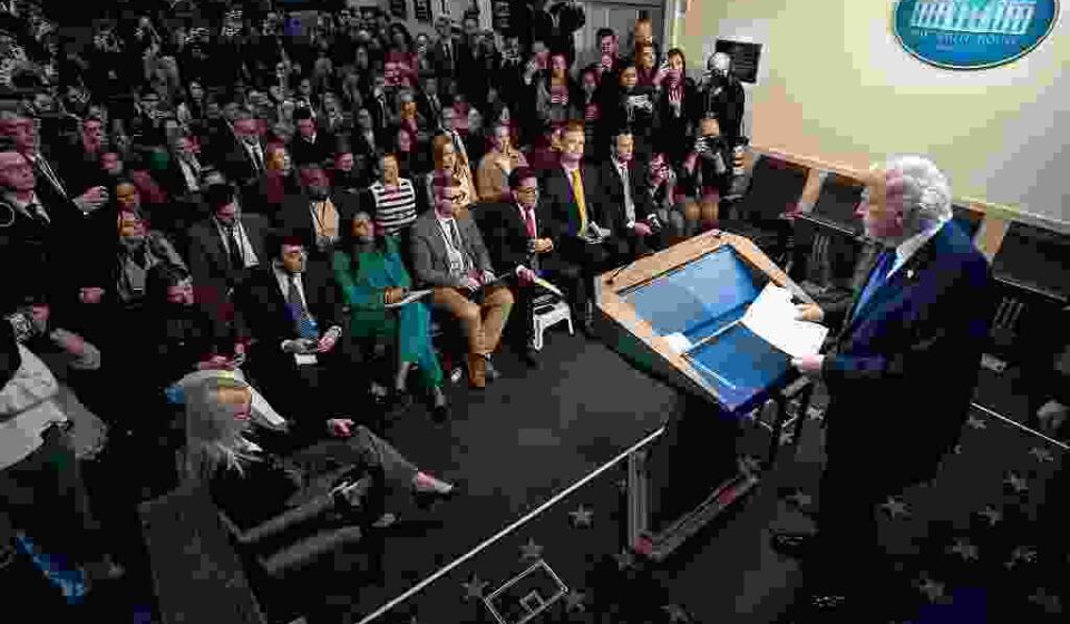 वॉशिंगटन डीसी में सुप्रीम कोर्ट भवन और व्हाइट हाउस की पृष्ठभूमि, जहां ट्रम्प ने 10% नए टैरिफ की घोषणा की।