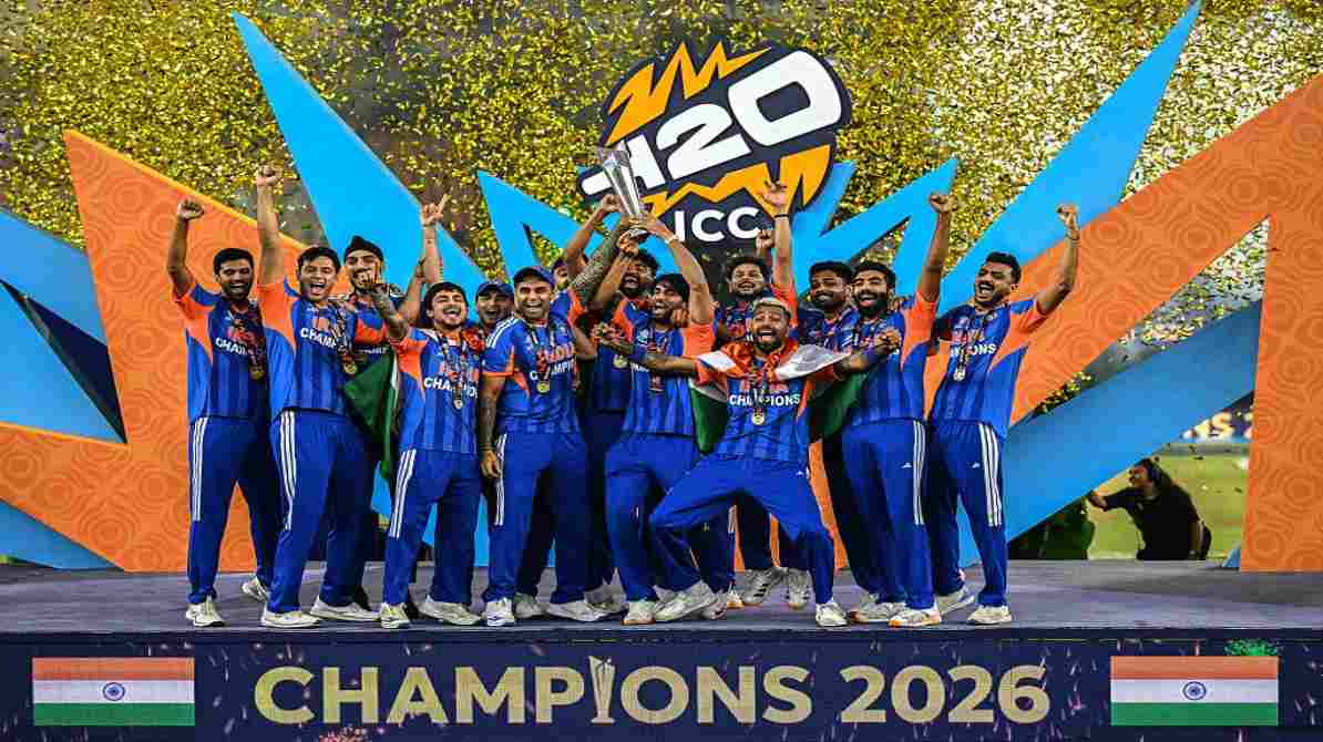 टी-20 वर्ल्ड कप 2026 जीतने के बाद टीम इंडिया के खिलाड़ियों के साथ ट्रॉफी का जश्न, BCCI ने ₹131 करोड़ इनाम की घोषणा की।