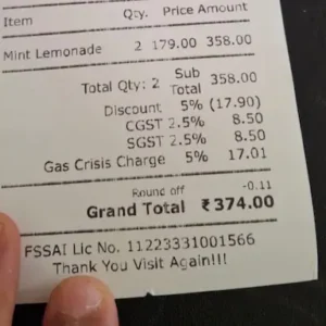 नींबू पानी पर गैस क्राइसिस चार्ज से बढ़ा विवाद, सोशल मीडिया पर उठे सवाल