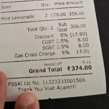 कैफे बिल में 5% गैस क्राइसिस चार्ज दिखाते हुए नींबू पानी ऑर्डर की रसीद