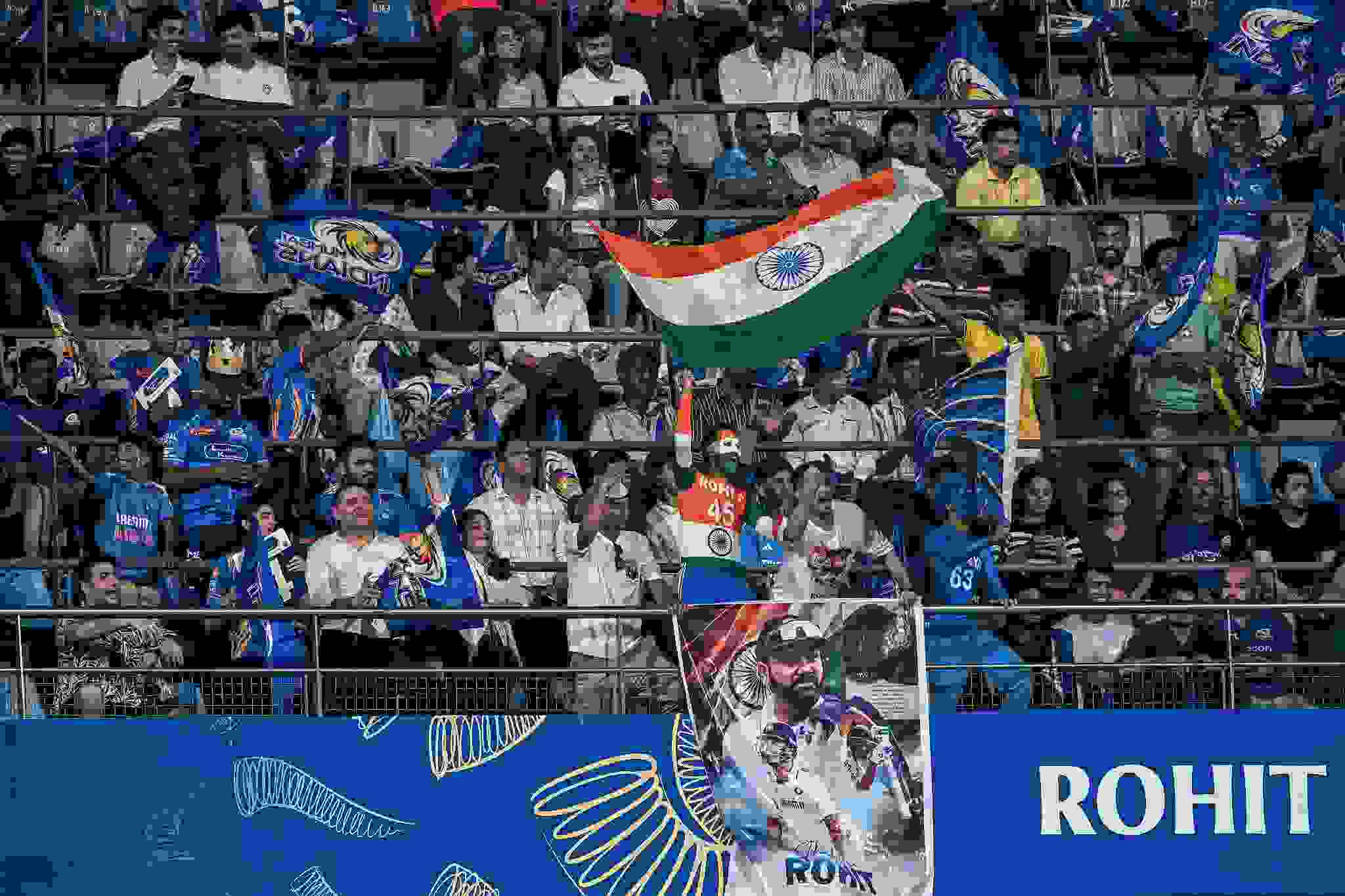 मुंबई के वानखेड़े स्टेडियम में खेले जा रहे भारत के टी-20 मैच का दृश्य, भरा हुआ स्टेडियम और रोशनी में जगमगाता मैदान।