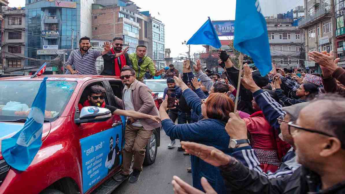 नेपाल चुनाव परिणाम के दौरान बालेन शाह की जीत के बाद समर्थकों का जश्न और चुनावी माहौल