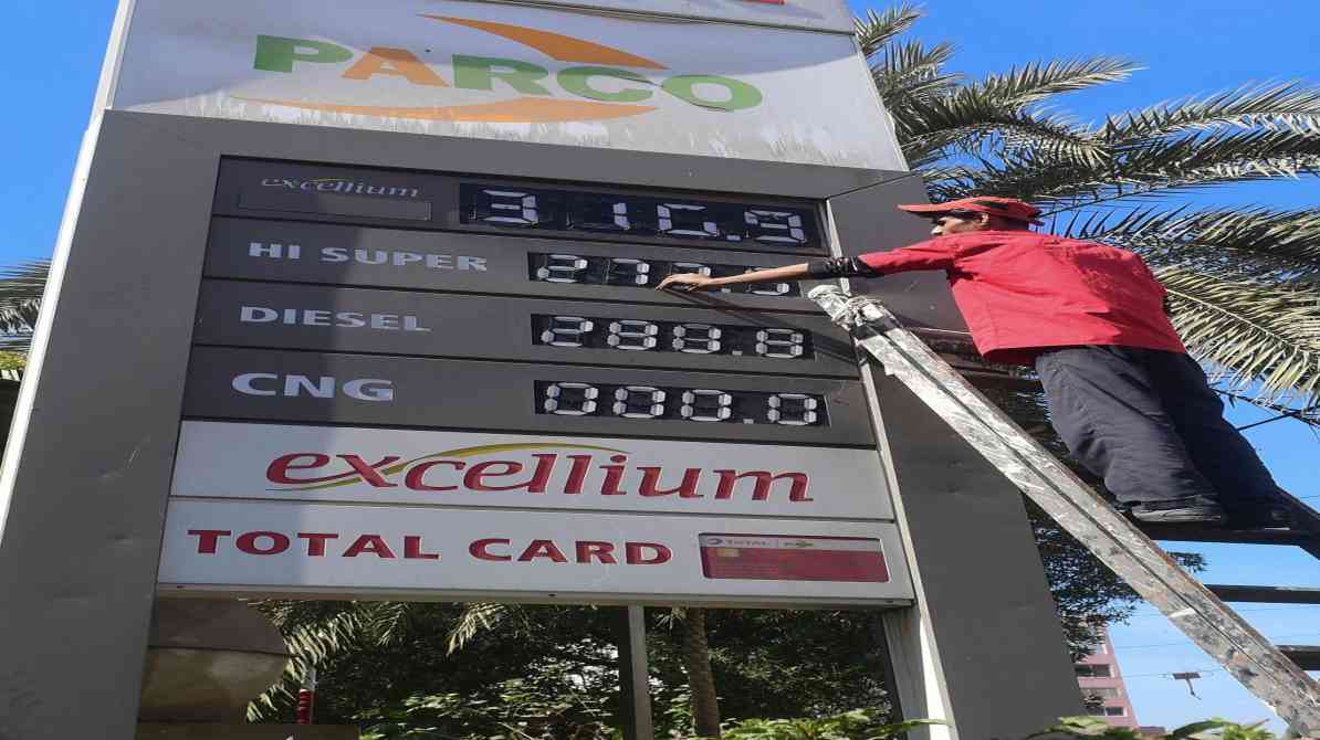 पाकिस्तान में पेट्रोल-डीजल महंगा होने के बाद पेट्रोल पंप पर लगी भीड़