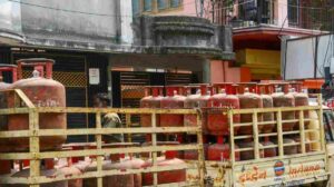 हापुड़ में LPG सिलेंडर जमाखोरी का बड़ा मामला सामने आया