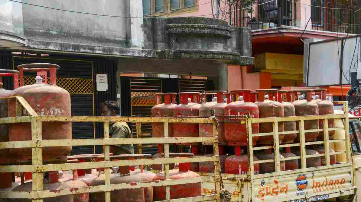 हापुड़ में LPG सिलेंडर जमाखोरी के मामले में बरामद गैस सिलेंडर