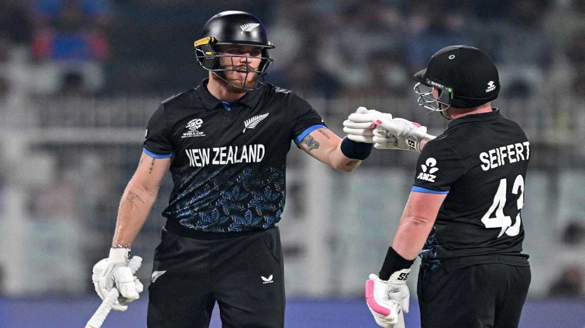 भारत और न्यूजीलैंड की टीमें टी20 वर्ल्ड कप फाइनल से पहले मैदान में अभ्यास करती हुई, अहमदाबाद नरेंद्र मोदी स्टेडियम।