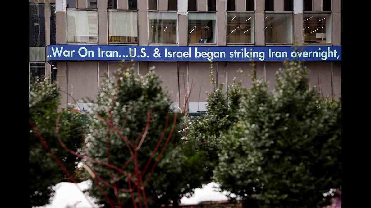 इजराइल-ईरान जंग के बीच एयरपोर्ट पर फ्लाइट कैंसिल और यात्रियों की भीड़ का दृश्य।