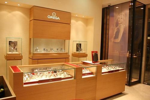 भारतीय सर्राफा बाजार में सोने की ईंटें और चांदी के सिक्के, जहां हाल के दिनों में सोना चांदी के भाव में गिरावट दर्ज की गई।