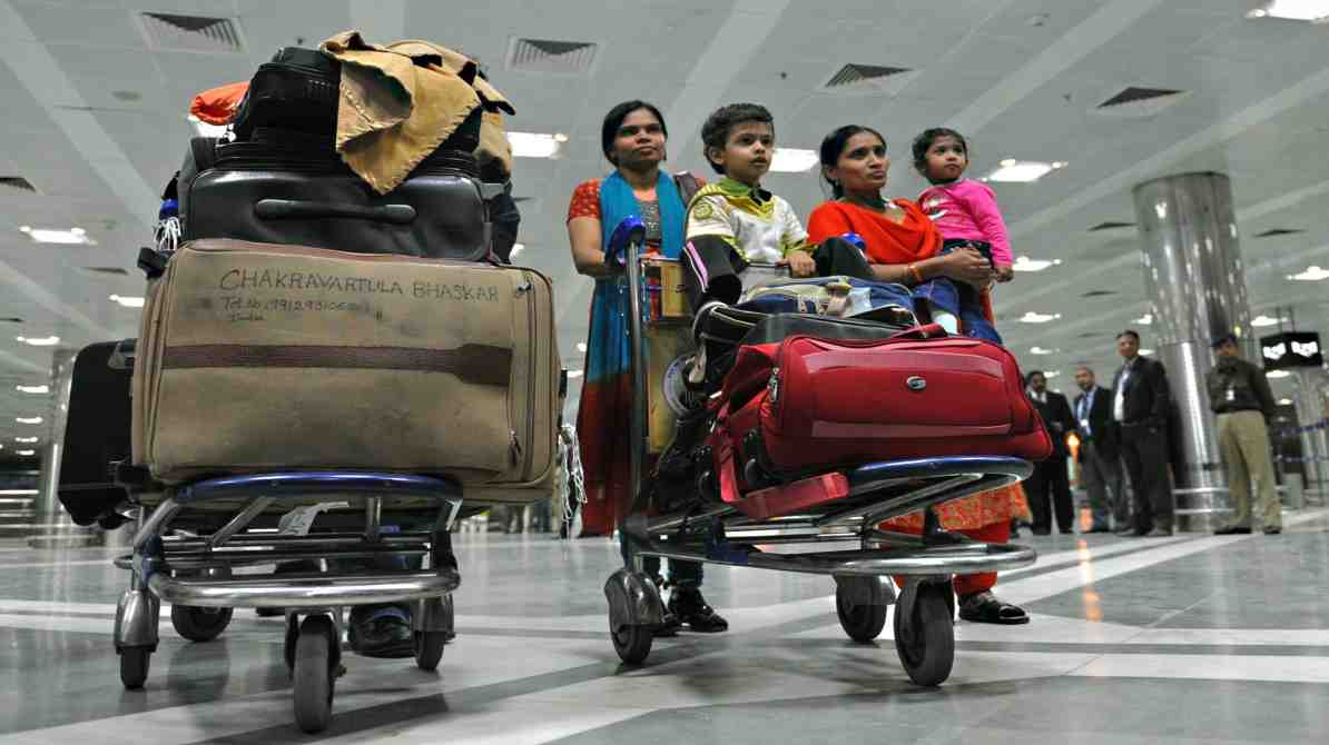 खाड़ी देशों से भारतीय वापसी के दौरान एयरपोर्ट पर पहुंचे भारतीय यात्री