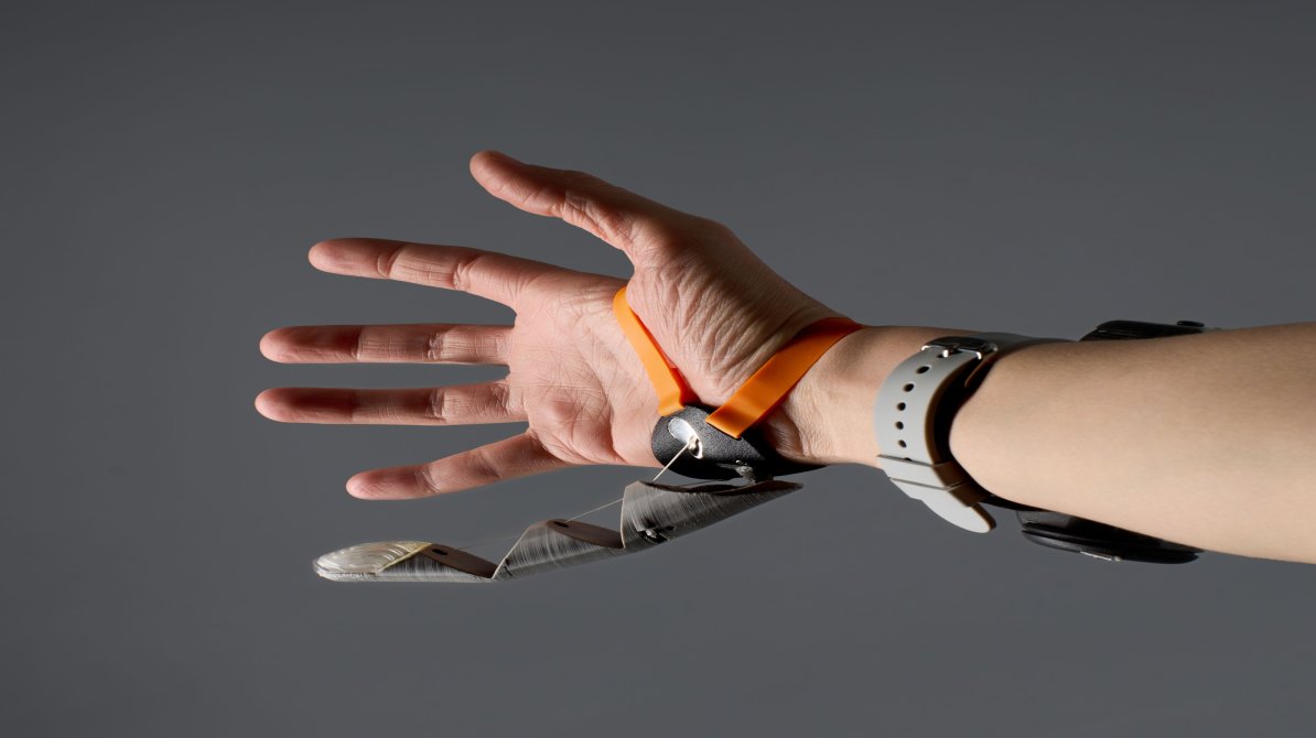 यह तस्वीर फिंगरनेल रोबोटिक हाथ तकनीक को दिखाती है, जिसमें रोबोटिक उंगलियों के सिरे पर नाखून जैसी संरचना होती है, जिससे पतली चीजों को पकड़ना आसान हो जाता है।