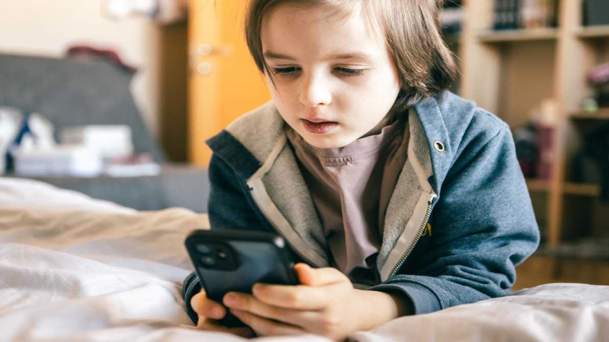 कर्नाटक सोशल मीडिया बैन के फैसले के बाद बच्चों के सोशल मीडिया उपयोग पर प्रतिबंध की चर्चा