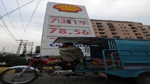 पाकिस्तान पेट्रोल-डीजल कीमत में कटौती, फिर भी भारत से महंगा क्यों?