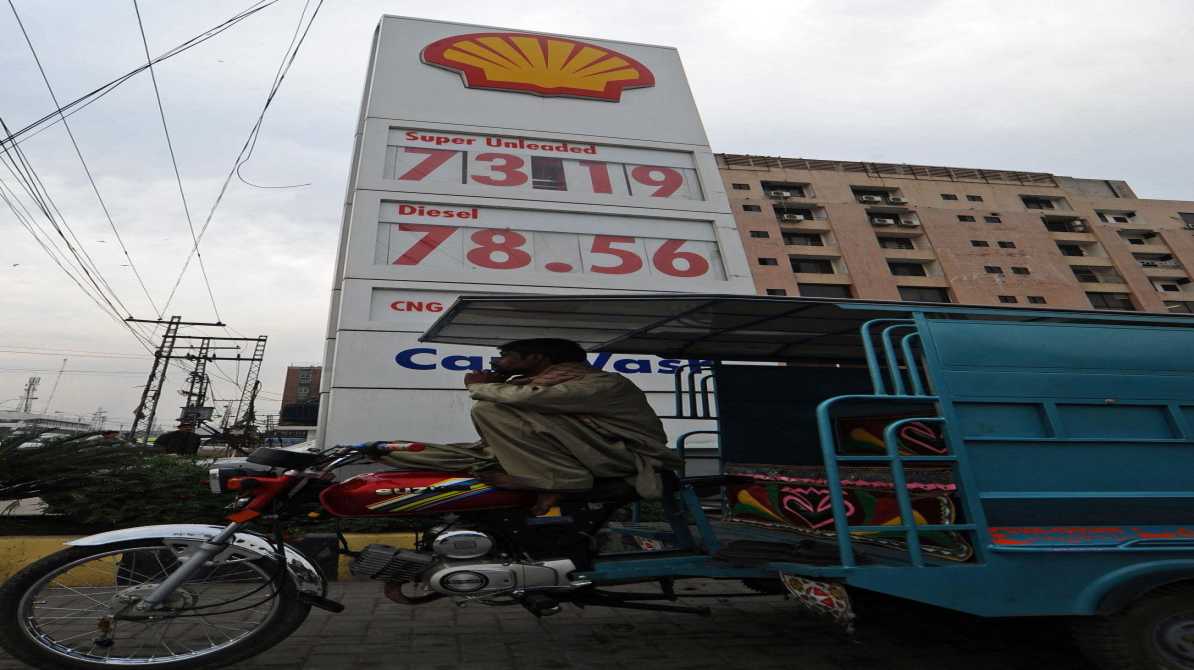 पेट्रोल पंप पर खड़ी गाड़ियां, जहां ईंधन की कीमतों में बदलाव दिखाया गया है, पाकिस्तान की आर्थिक स्थिति को दर्शाता दृश्य