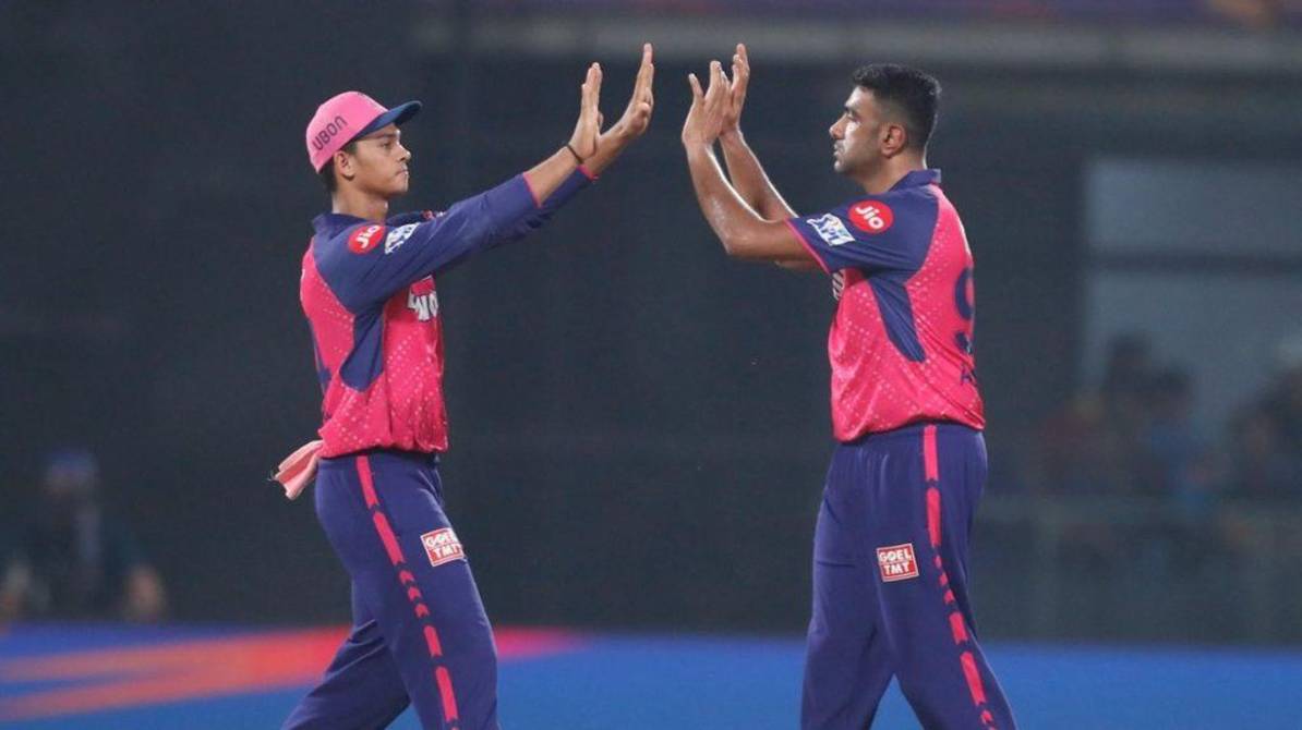 गुवाहाटी में खेले गए RR vs RCB मैच में वैभव सूर्यवंशी आक्रामक शॉट खेलते हुए, पीछे फील्डिंग करती आरसीबी टीम