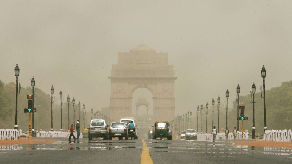 Heatwave Alert के दौरान उत्तर भारत में तेज धूप और 44 डिग्री तापमान का असर