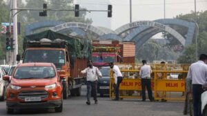 नोएडा श्रमिक प्रदर्शन | वेतन बढ़ोतरी की मांग पर बवाल, पुलिस अलर्ट