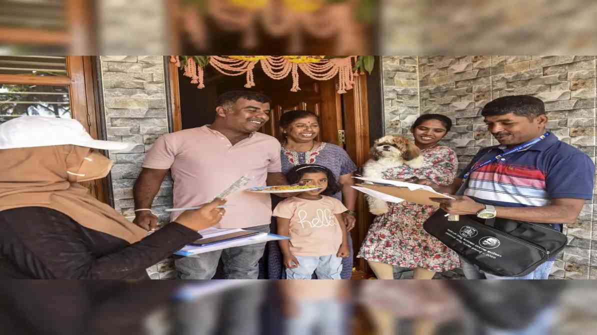 भारत में जनगणना सर्वे के दौरान अधिकारी घर जाकर परिवार से जानकारी लेते हुए