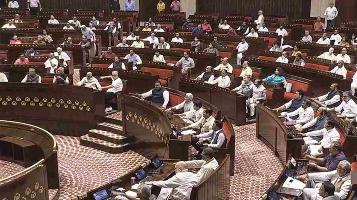 भारतीय संसद में महिला आरक्षण विधेयक को लेकर नेताओं के बीच चर्चा और बहस का दृश्य, जो राजनीतिक माहौल को दर्शाता है।