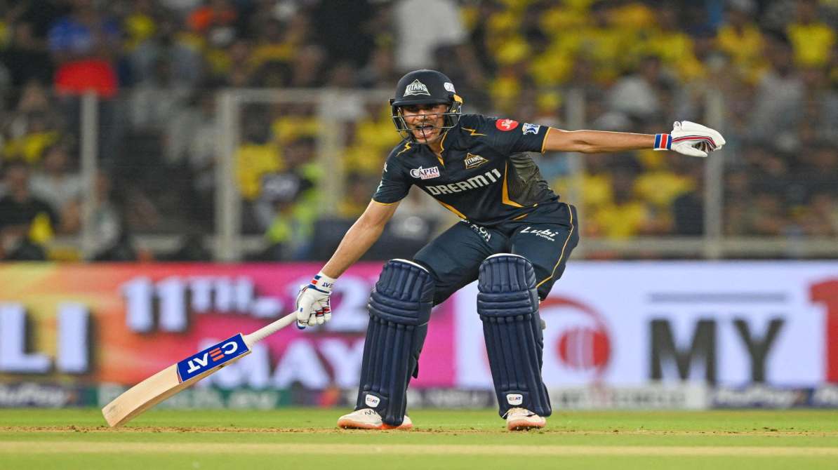 क्रिकेट मैच में फील्डिंग टीम ओवर पूरा करने में देरी करती हुई दिखाई दे रही है