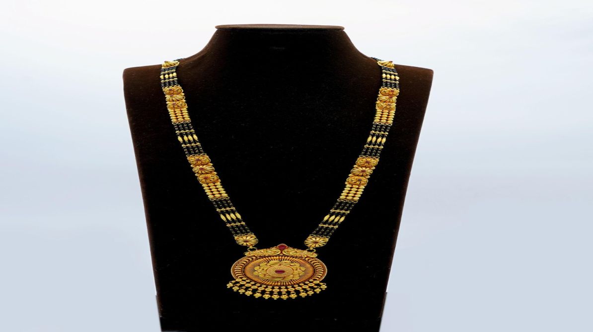 यह चित्र उत्तराखंड की पारंपरिक शादी को दर्शाता है, जहां महिलाएं सीमित और सादगीपूर्ण गहनों के साथ नजर आ रही हैं।