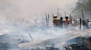 दिल्ली रोहिणी आग हादसा | झुग्गियों में लगी भीषण आग, एक ही परिवार के तीन लोगों की मौत