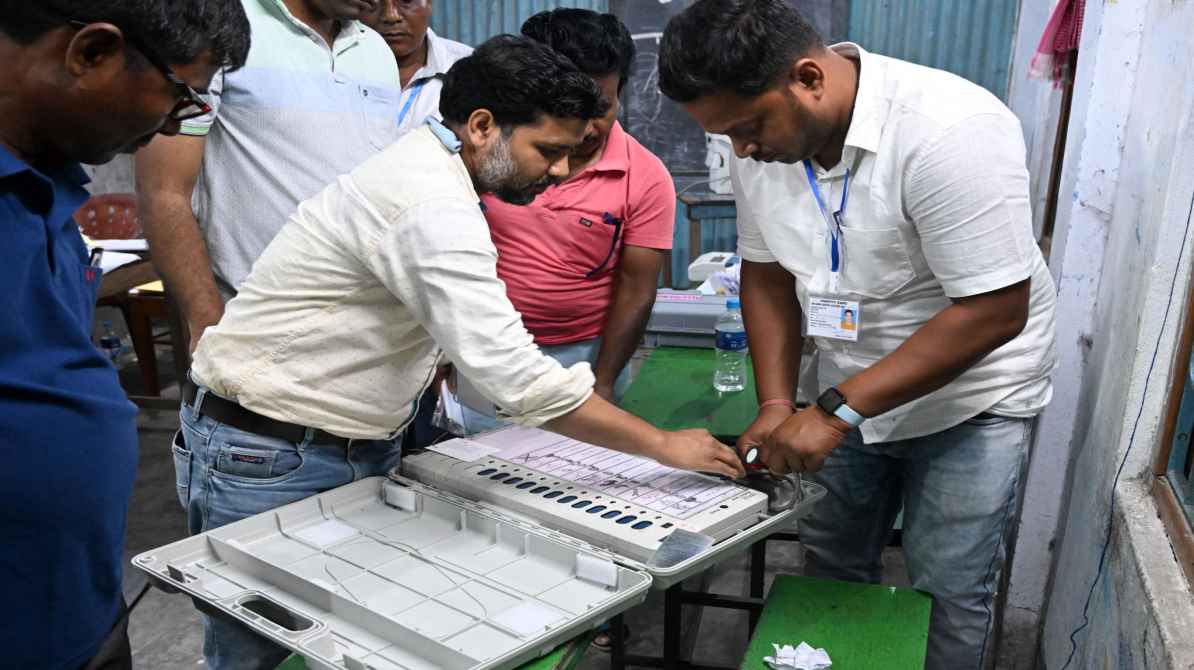 पश्चिम बंगाल में मतदान केंद्रों पर खड़े मतदाता, लोकतंत्र में बढ़ती भागीदारी का दृश्य