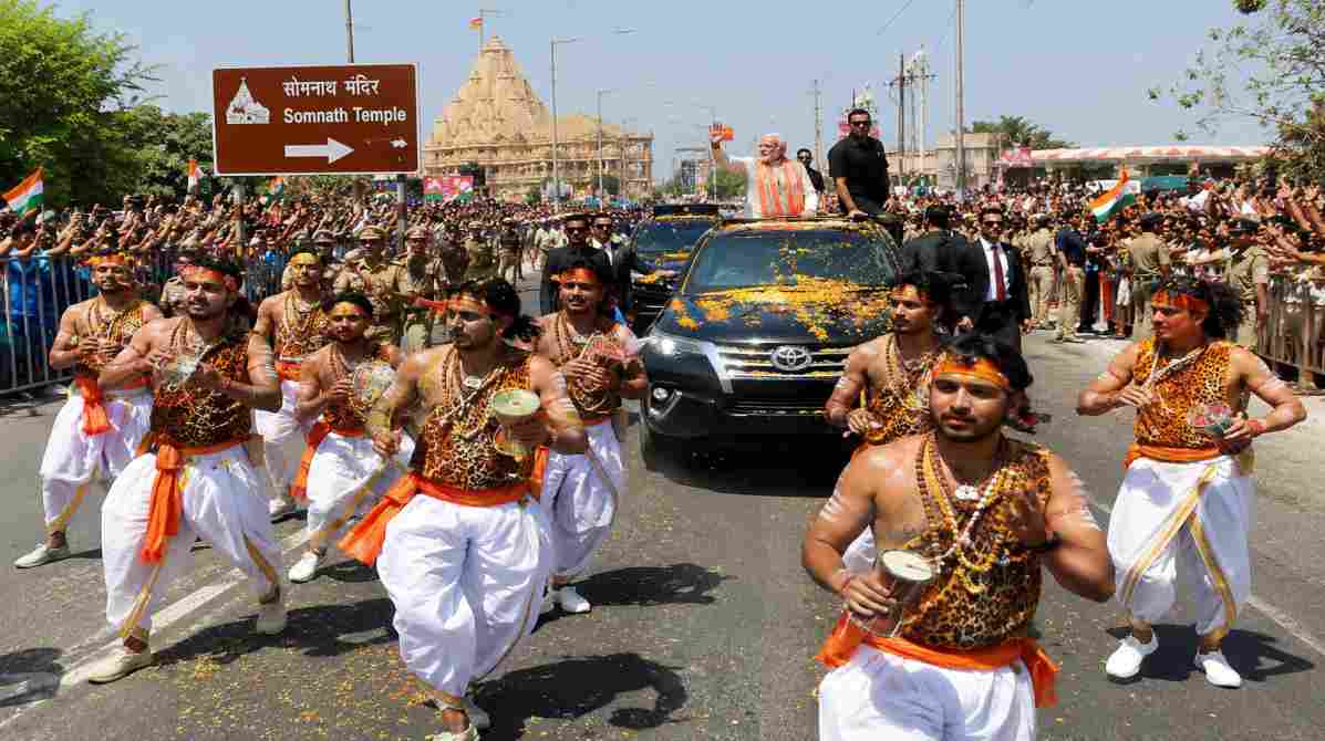 सोमनाथ मंदिर परिसर में प्रधानमंत्री नरेंद्र मोदी के रोड शो के दौरान डमरू वादन करते देहरादून के कलाकारों का दृश्य।
