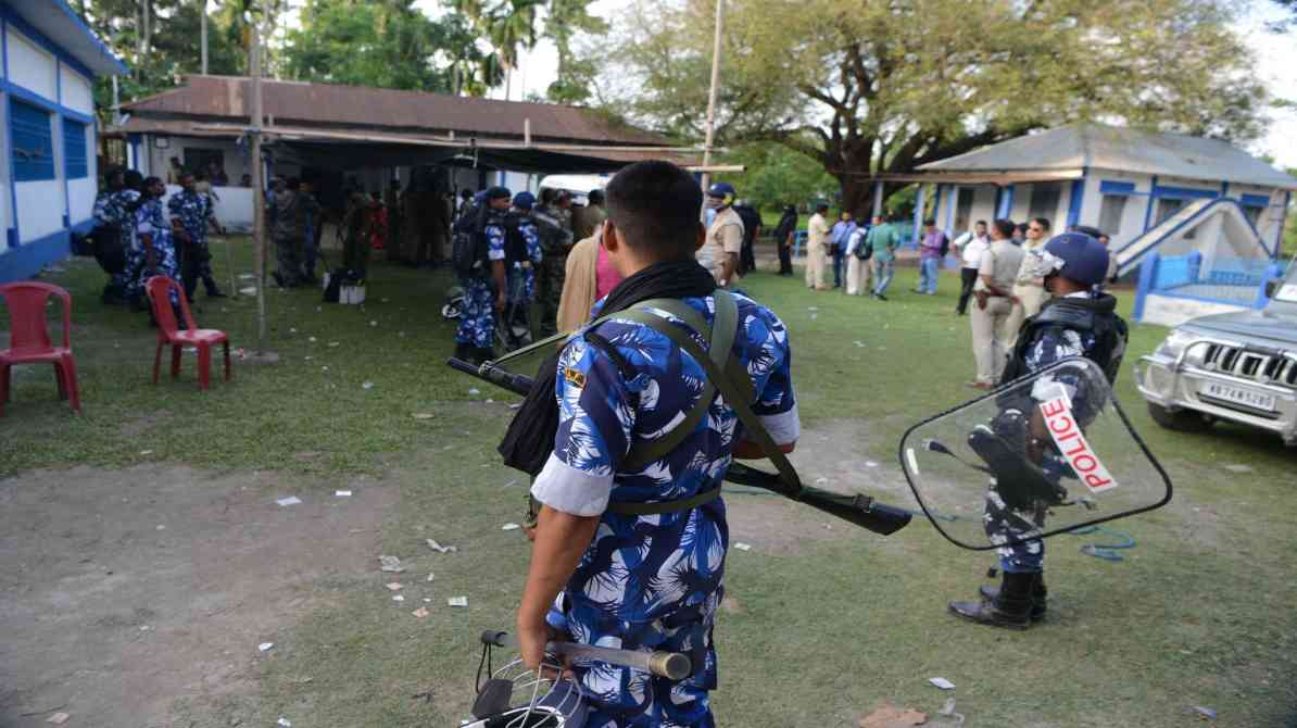 पश्चिम बंगाल के फलता विधानसभा क्षेत्र में पुनर्मतदान के दौरान मतदान केंद्र पर मौजूद सुरक्षा बल और वोट डालने पहुंचे मतदाता।