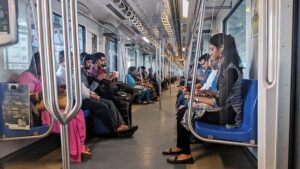 Chennai Metro :- चेन्नई मेट्रो का नया नियम: बिना ईयरफोन ऑडियो या वीडियो चलाने पर ₹2,500 तक जुर्माना